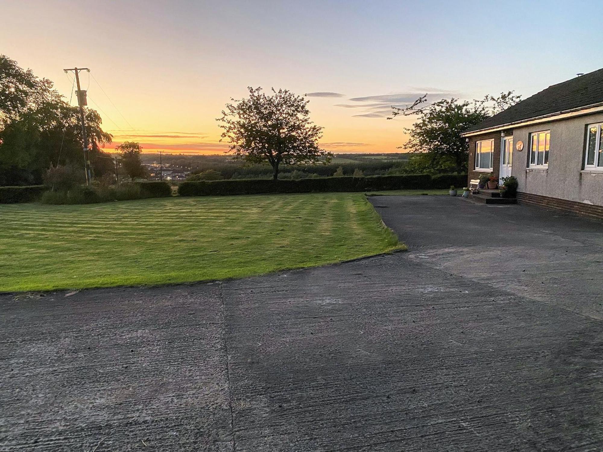 Seven Seasons Villa Caldercruix Exterior photo